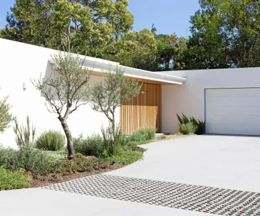 This Mediterranean-style hideaway basks in sunshine and seclusion