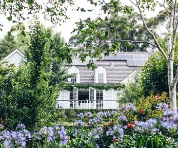 A bouquet of beautiful blooms envelops this lush garden in NSW’s Southern Highlands